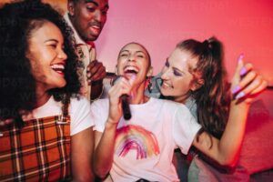 fiestas karaoke para jóvenes